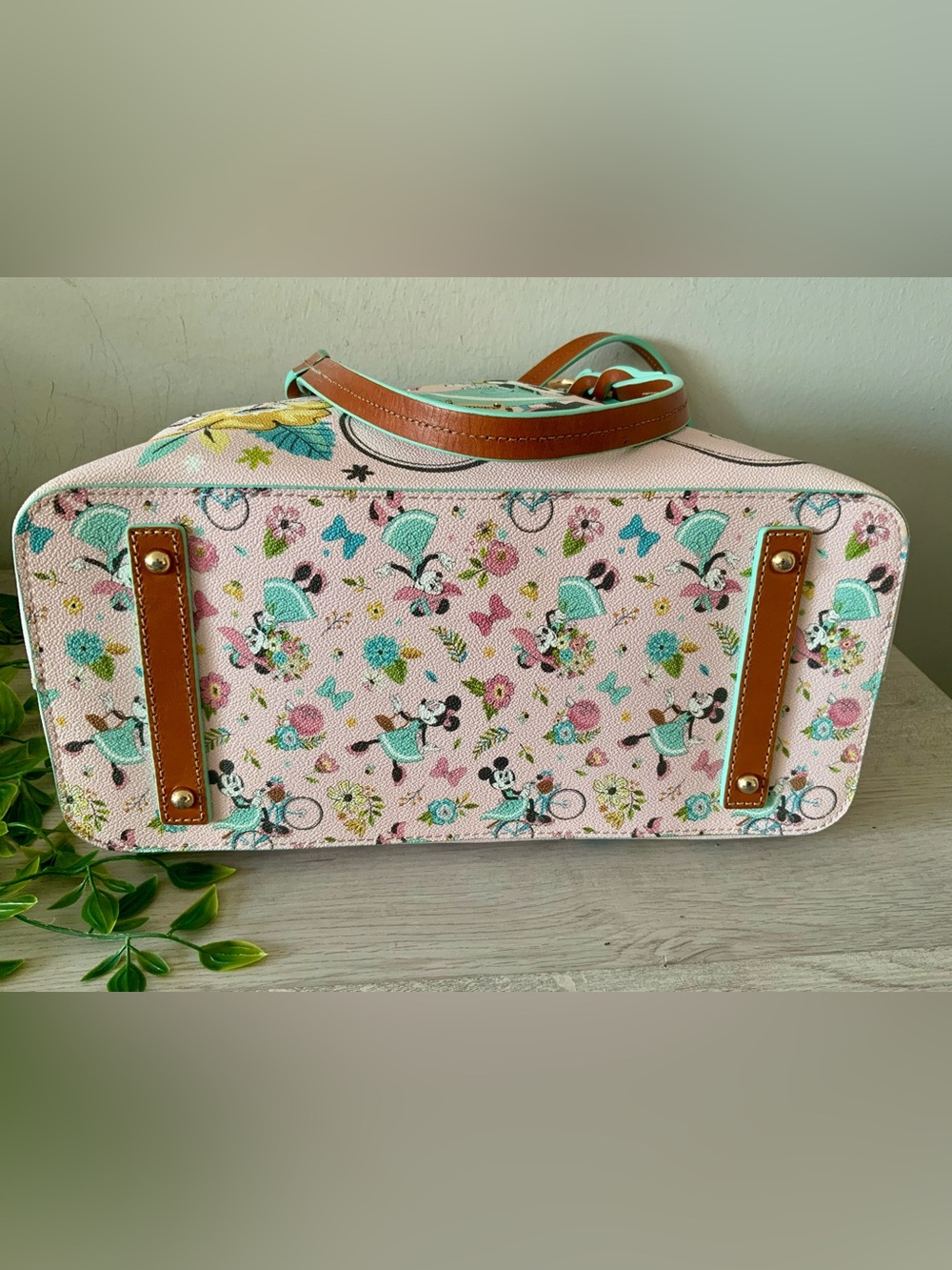 DOONEY & BOURKE DISNEY PARKS EPCOT FLOWER & GARDEN FESTIVALTOTE MINNIE 2020 - Picture 7 of 10